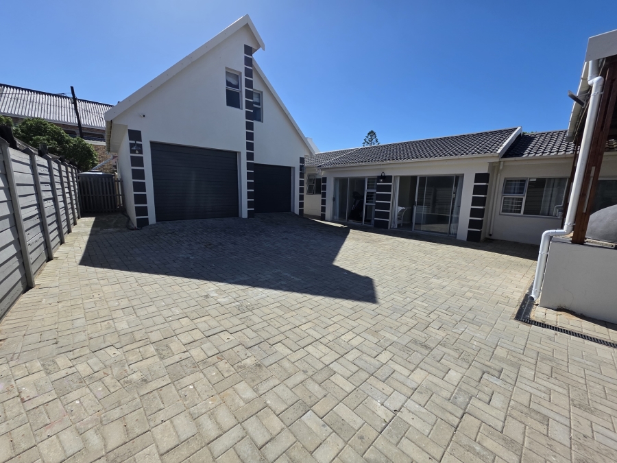 6 Bedroom Property for Sale in Oceanview Heights Western Cape